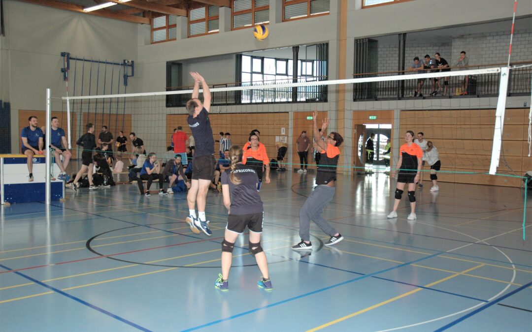 Spannender Kampf am Volleyballnetz